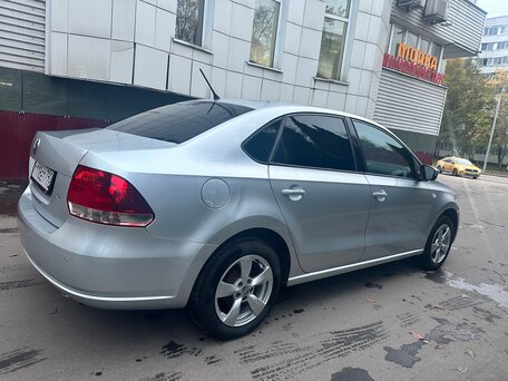 2015 Volkswagen Polo V, серебристый, 800000 рублей, вид 3