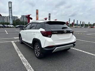 2023 Toyota Yaris L X XP150 Рестайлинг, белый, 1119000 рублей, вид 4