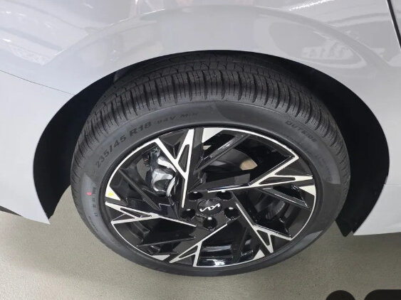 2026 Kia K5 III Рестайлинг, серый, 3400000 рублей - вид 11
