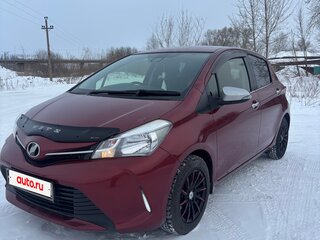 2016 Toyota Vitz III (XP130) Рестайлинг, красный, 1120000 рублей, вид 1