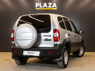 2010 Chevrolet Niva I Рестайлинг, серебристый, 480000 рублей, вид 3