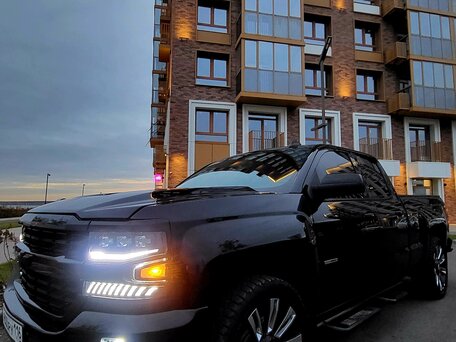 2018 Chevrolet Silverado Crew Cab 8-speed III (K2XX) Рестайлинг, чёрный, 4250000 рублей, вид 3