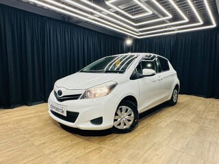 2013 Toyota Vitz III (XP130), белый, 759000 рублей, вид 1