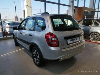2026 Lada (ВАЗ) Granta Cross I Рестайлинг, серебристый, 1246000 рублей, вид 4