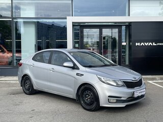 2015 Kia Rio III Рестайлинг, серебристый, 599000 рублей, вид 3