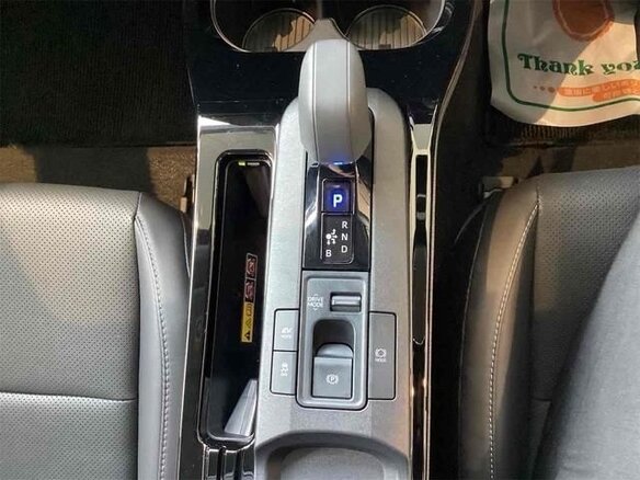 2023 Toyota Prius V (XW60), белый, 3100000 рублей - вид 11
