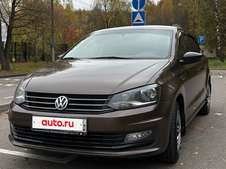 2017 Volkswagen Polo V Рестайлинг, коричневый, 890000 рублей, вид 2