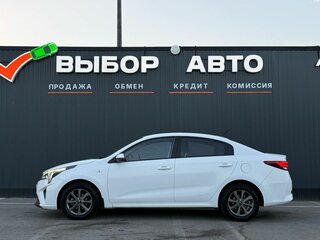 2021 Kia Rio IV Рестайлинг, белый, 1630000 рублей, вид 4
