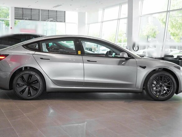2025 Tesla Model 3 Long Range I Рестайлинг, серебристый, 8366500 рублей - вид 7