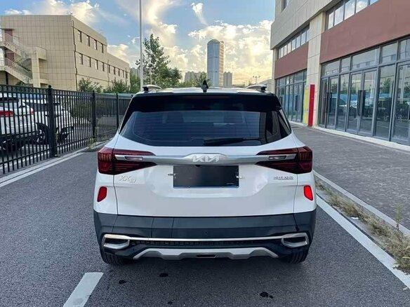 2023 Kia KX3, белый, 1640000 рублей - вид 4