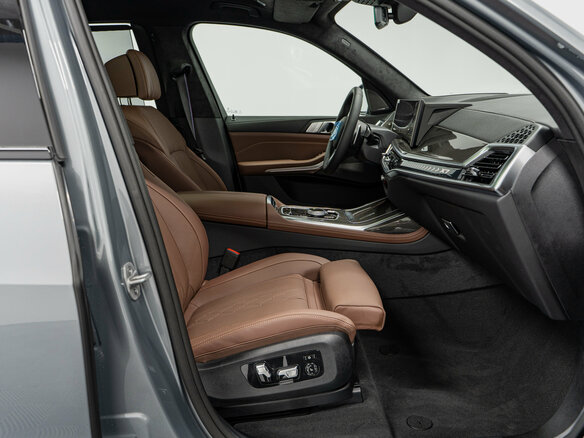 2026 BMW X7 40i I (G07) Рестайлинг, серый - вид 13