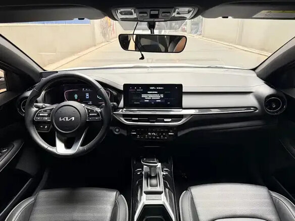 2023 Kia K3 II (China Market) Рестайлинг, белый - вид 9