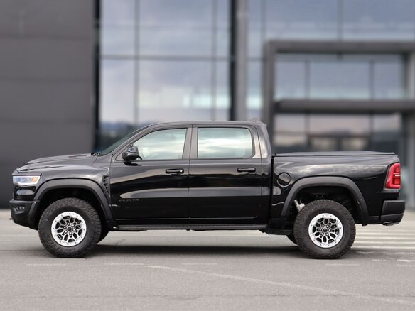2026 Ram 1500 RHO V Рестайлинг, чёрный - вид 3
