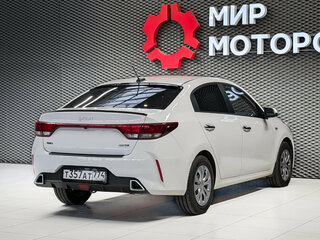 2021 Kia Rio IV Рестайлинг, белый, 1285000 рублей, вид 4