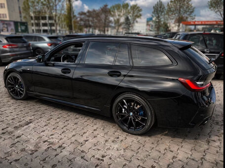 2023 BMW 3 серии 318i VII (G2x) Рестайлинг, чёрный, 4110817 рублей, вид 3