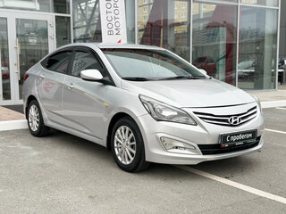 2014 Hyundai Solaris I Рестайлинг, серебристый, 900000 рублей, вид 4