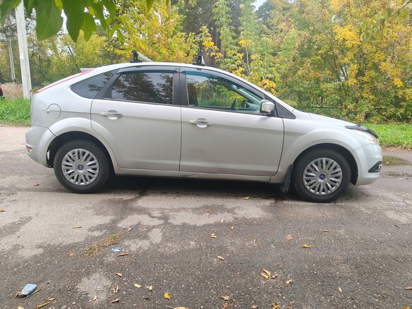 2010 Ford Focus II Рестайлинг, серебристый, 340000 рублей - вид 2