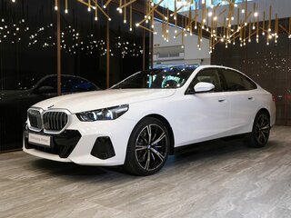 2026 BMW 5 серии 530i xDrive VIII (G60/G61/G68), белый, 9820000 рублей, вид 1