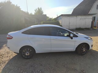 2016 Ford Fiesta Mk6 Рестайлинг, белый, 830000 рублей, вид 2