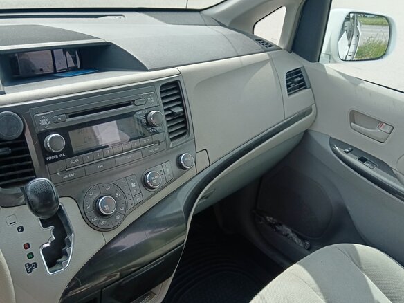 2010 Toyota Sienna III, белый, 1800000 рублей - вид 22