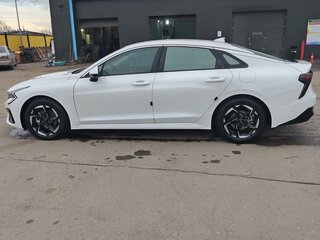 2025 Kia K5 III Рестайлинг, белый, 4250000 рублей, вид 1