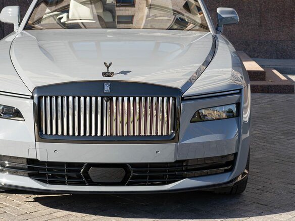 2026 Rolls-Royce Spectre Black Badge I Рестайлинг (Series II), серый, 72000000 рублей - вид 2