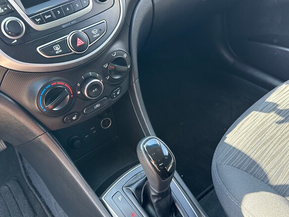 2015 Hyundai Solaris I Рестайлинг, серебристый, 949000 рублей - вид 21