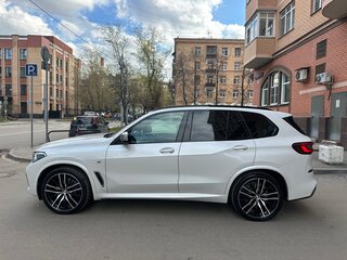 2019 BMW X5 M50d IV (G05/G18), белый, 5465000 рублей, вид 4