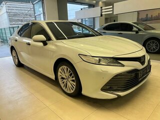2019 Toyota Camry VIII (XV70), белый, 2810000 рублей, вид 3