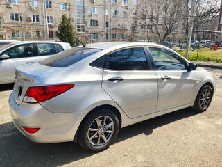 2013 Hyundai Solaris I, серебристый, 800000 рублей, вид 2
