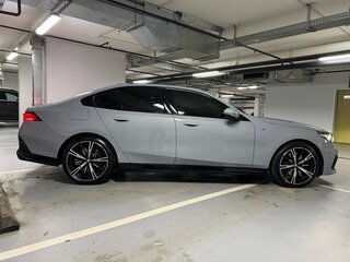 2024 BMW 5 серии 530i xDrive VIII (G60/G61/G68), серый, 7750000 рублей, вид 3