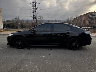 2021 Toyota Camry VIII (XV70) Рестайлинг, чёрный, 2800000 рублей, вид 4