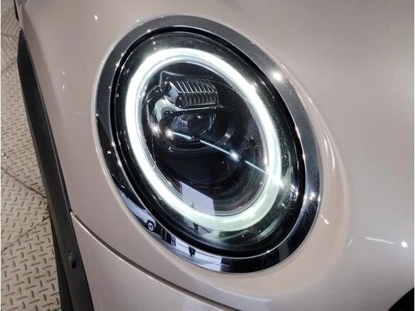 2023 Mini Hatch Cooper III (F55/F56) Рестайлинг 2, бежевый - вид 8