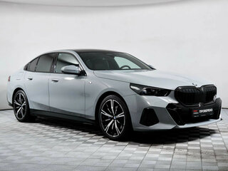 2025 BMW 5 серии 530i xDrive VIII (G60/G61/G68), серый, 7950000 рублей, вид 3
