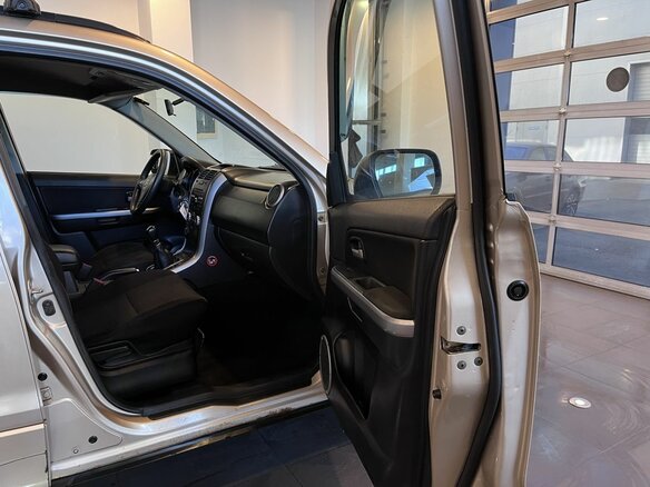 2005 Suzuki Grand Vitara II, бежевый, 550000 рублей - вид 24