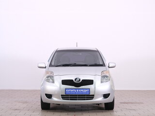 2005 Toyota Vitz II (XP90), белый, 569000 рублей, вид 2
