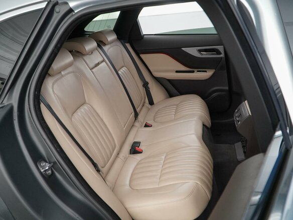 2017 Jaguar F-Pace I, серый, 3399077 рублей - вид 6