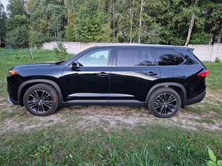 2023 Toyota Grand Highlander, чёрный, 6100000 рублей, вид 3