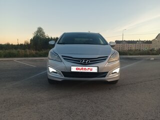 2014 Hyundai Solaris I Рестайлинг, серебристый, 825000 рублей, вид 4