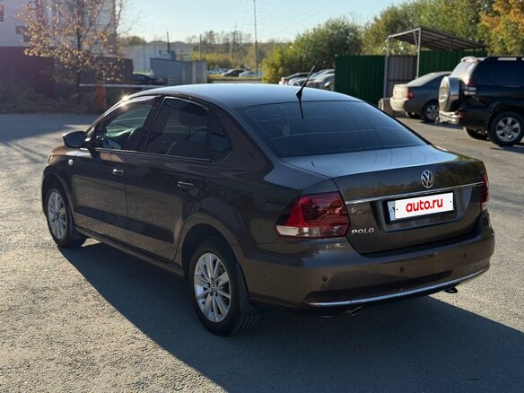 2015 Volkswagen Polo V Рестайлинг, коричневый, 1300000 рублей - вид 3