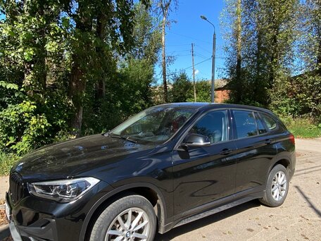 2020 BMW X1 18i sDrive II (F48) Рестайлинг, чёрный, вид 4