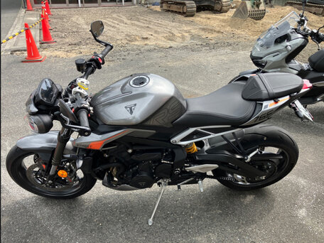 2023 Triumph Speed Triple, серый, 765000 рублей, вид 3