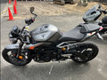 2023 Triumph Speed Triple, серый, 765000 рублей - вид 2