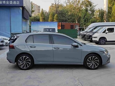 2023 Volkswagen Golf VIII, серый, 1890000 рублей, вид 3