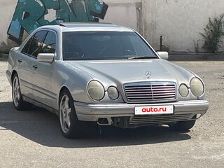 1996 Mercedes-Benz E-Класс 320 II (W210, S210), серебристый, 300000 рублей, вид 1