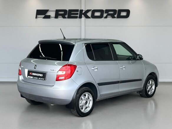 2013 Skoda Fabia II Рестайлинг, серебристый, 799000 рублей - вид 3