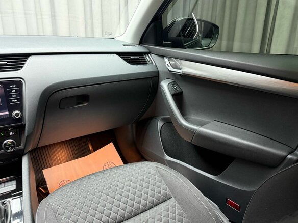 2017 Skoda Octavia III (A7) Рестайлинг, серый, 1799000 рублей - вид 12