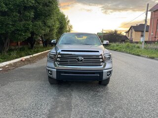2021 Toyota Tundra CrewMax II Рестайлинг, серый, 8650000 рублей, вид 1