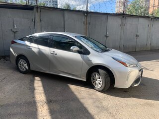 2020 Toyota Prius IV Рестайлинг (XW50), серый, 1950000 рублей, вид 4