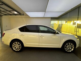 2017 Skoda Octavia III (A7) Рестайлинг, белый, 1735000 рублей, вид 4